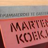 Loop rond de pleintafel en lees het gedicht 'Neismimmerdei te Eastermar' van Dam Jaarsma