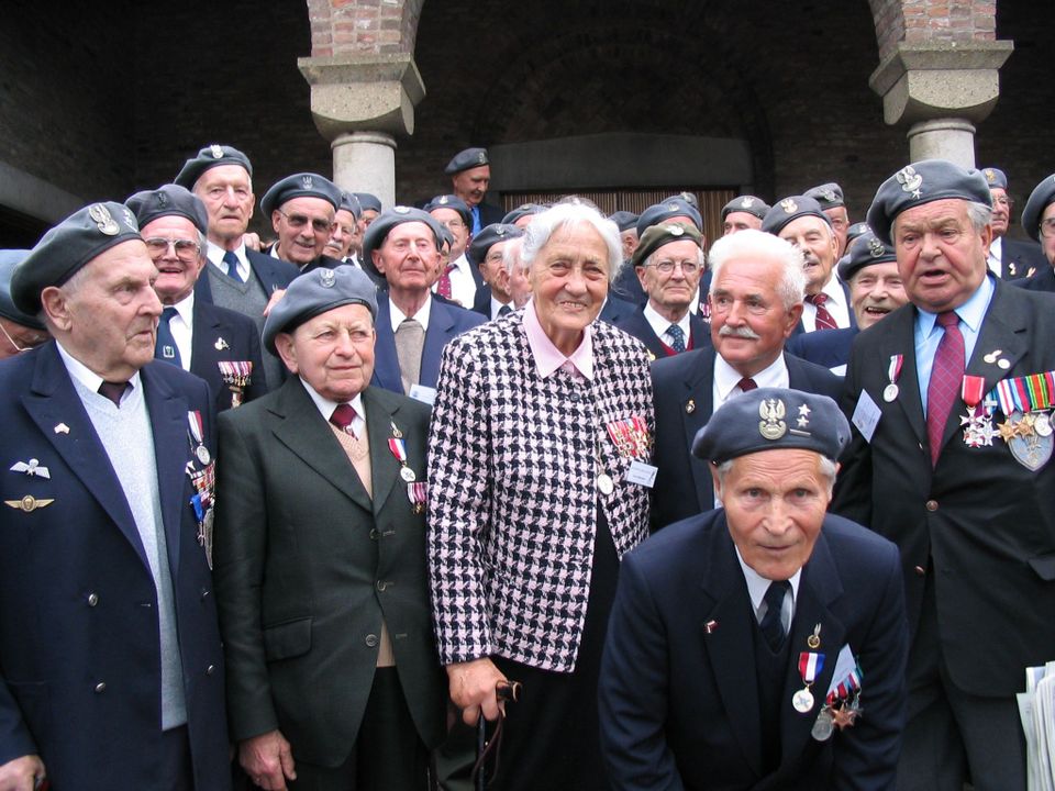 Cora Baltussen (1912-2005) zette zich in voor het eerherstel van de Poolse troepen en het levend houden van de herinnering aan hen. Cora Baltussen, samen met veteranen in 2004.
