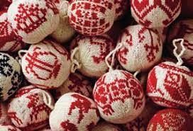 Gebreide kerstballen met rood witte kleur