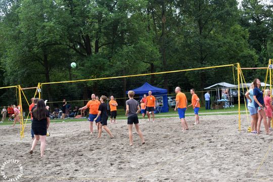 Beachvolleybal toernooi tijdens dorpsfestival Swifterband