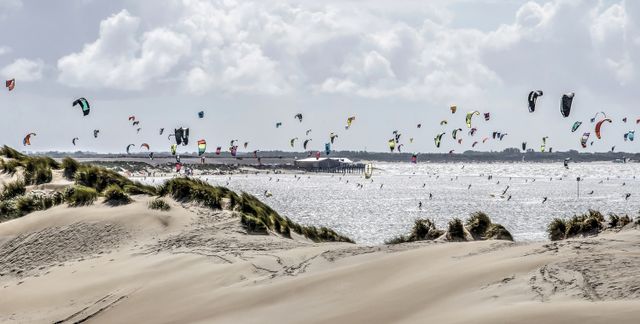 kitesurfers bij de Brouwersdam