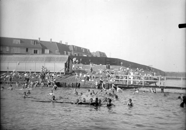 De eerste zwemkom in rivier de Aa 1920-1940. 
