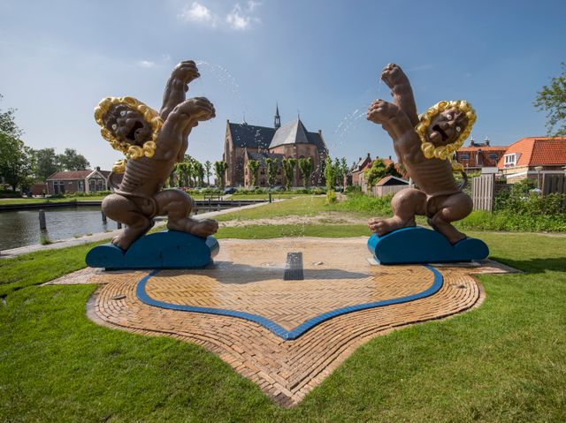 De fontein 'De woeste leeuwen' in Workum is te zien.