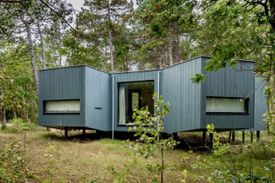 Boshuisje, verhuurd door camping Stortemelk.
Een bijzonder model boshuisje, dat lijkt te zweven boven de bosgrond, met twee slaapkamers en een badkamer op de begane grond.