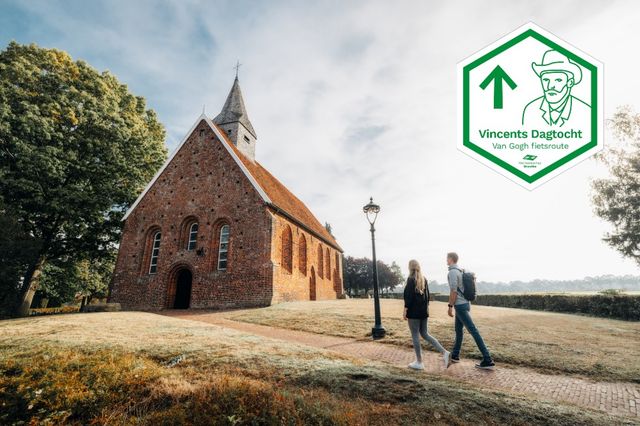 Een man en een vrouw wandelen naar het de ingang van het kerkje van Zweeloo dat Van Gogh in 1883 schetste tijdens zijn verblijf in Drenthe