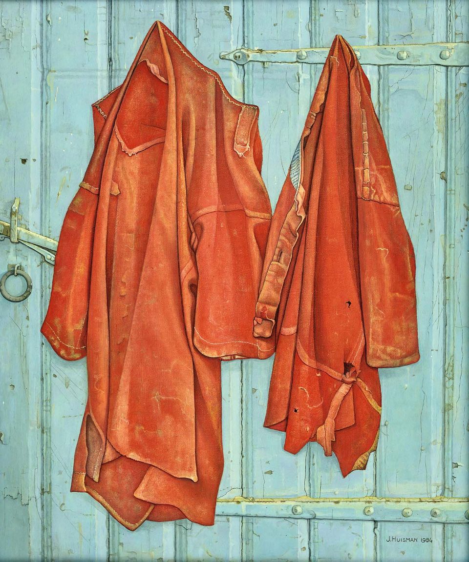 Schilderij Roodbaaien hemden van schilder Jopie Huisman. Twee oranje rode werkhemden hangend op een groen blauwe houten schuurdeur.