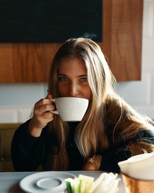 een meisje die een cappuccino aan het drinken is in Lemmer
