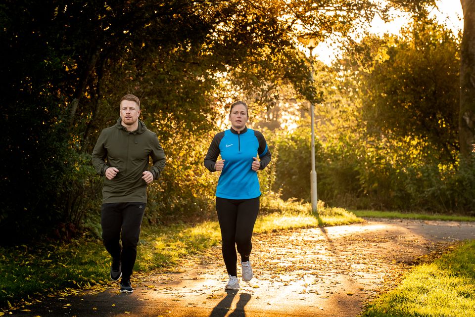 Een man en vrouw zijn samen aan het hardlopen in het van Tuyllpark.