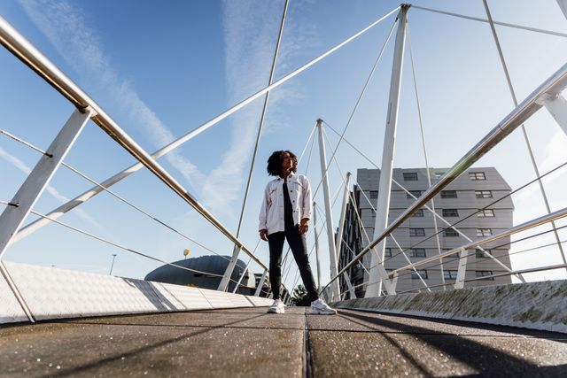 Een vrouw poseert midden op een brug in het stadscentrum
