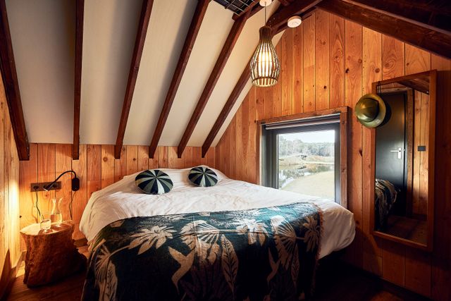 Slaapkamer in boomhut Beekse Bergen Safari Resort