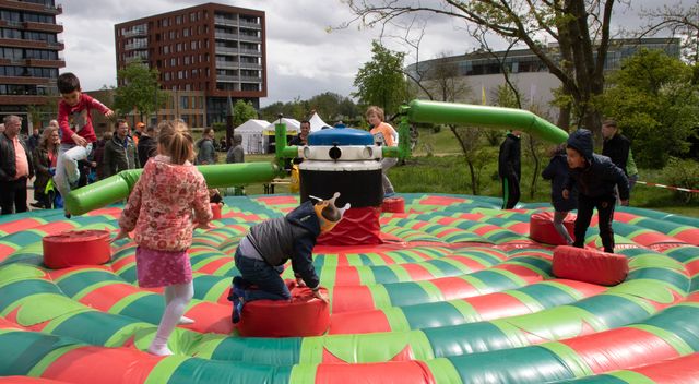 Foto van een luchtkussen attractie met kinderen tijdens Koningsdag Zoetermeer 2022.