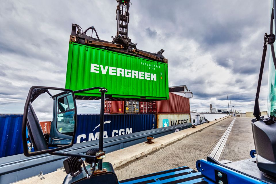 Machine tilt zeecontainer in Flevoland