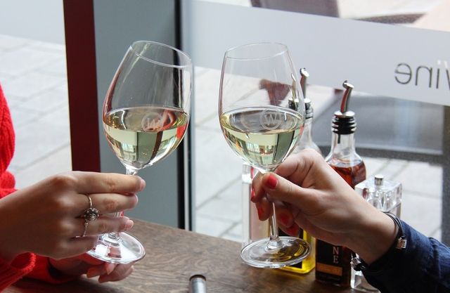 Twee glazen witte wijn in restaurant Woodstone Almere.