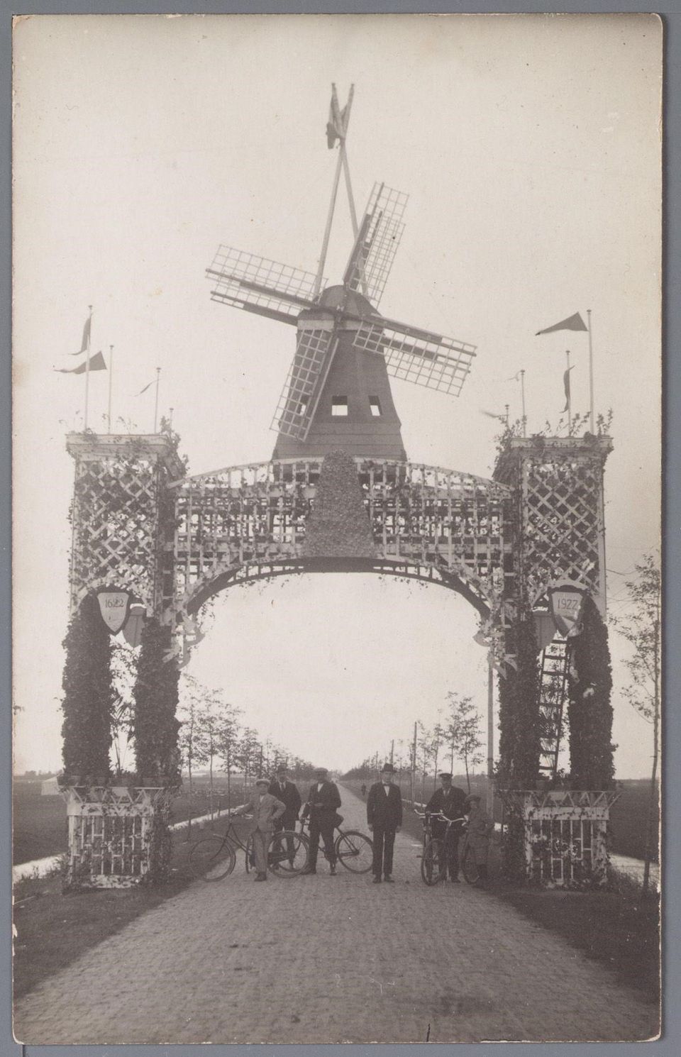 Deze poort stond aan de Purmerenderweg, vlak bij het kruispunt met de Westerweg. De foto is gemaakt door M.B. van Baar en is genomen in de richting van Purmerend.