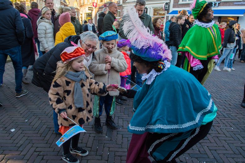 Sinterklaas maakt een wandeltocht door het centrum van Sneek