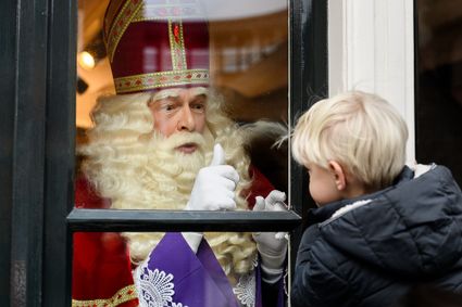 Sinterklaas zwaait naar kindje