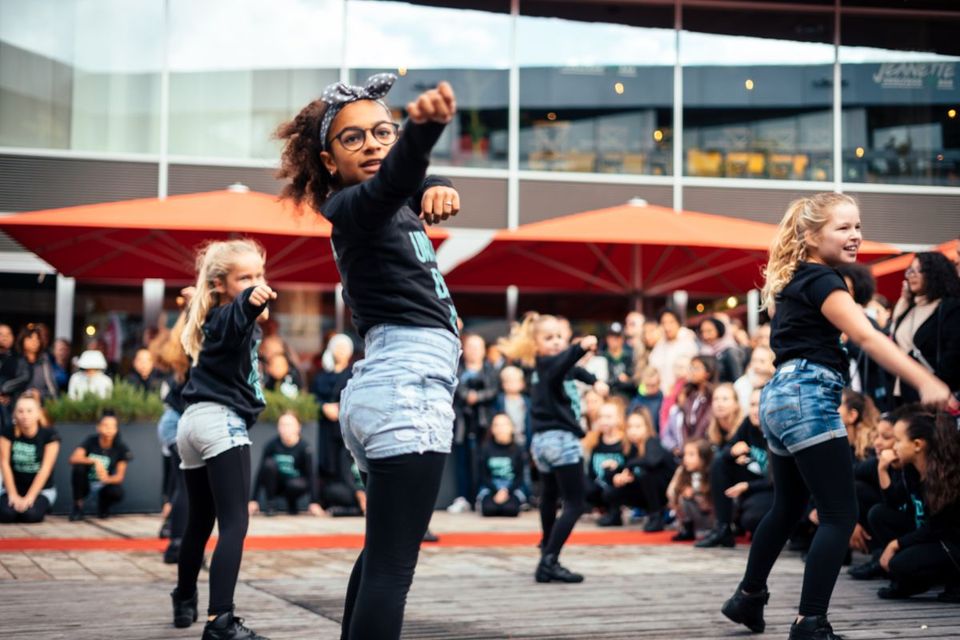 Dansgroepjes in Almere Centrum tijdens het uitfestival