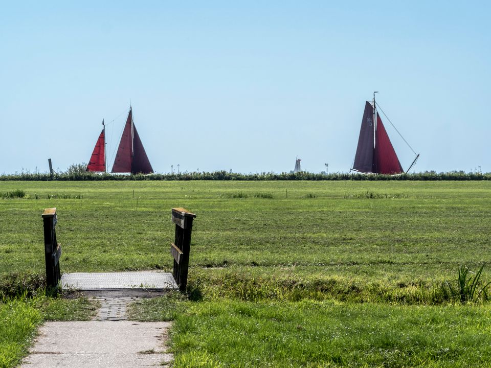 Landschap Gaastmeer met voorbijvarende boten.