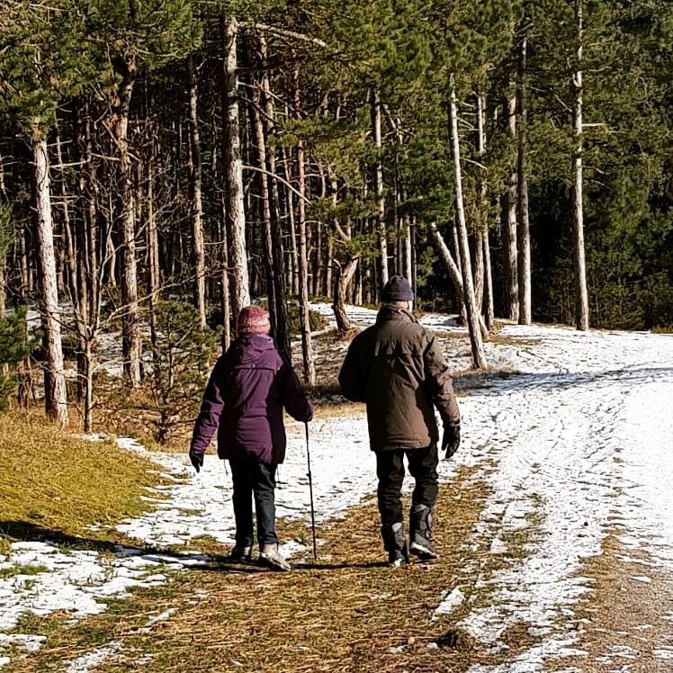 Vlieland Wandelaars in sneeuw