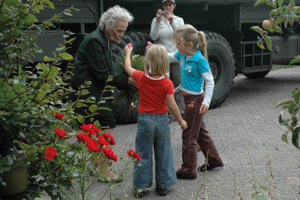 Elaine Smith ontmoet tijdens de herdenking van haar verloofde Carman Ladner een aantal Brabantse kinderen.