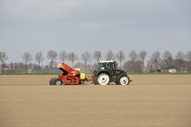 Poten van aardappelen met een tractor in Flevoland