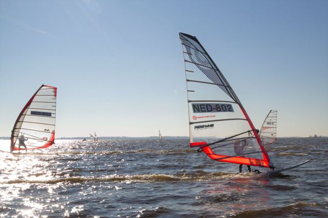 Windsurfen op het Lauwersmeer in Land in Friesland