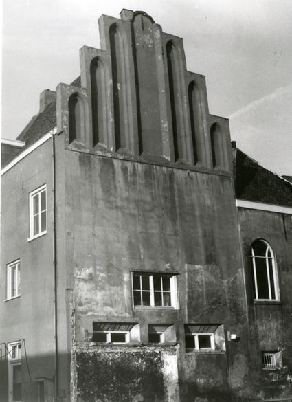 Gotische trapgevel van het St. Agnietenklooster achter het pand Groenmarkt 3 (Regionaal Archief Gorinchem F13602).