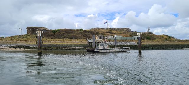 Fort eiland Ijmuiden vanaf het water gezien