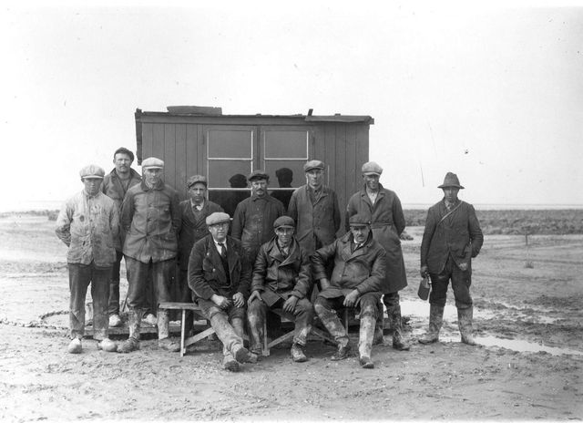 Oude foto van polderwerkers tijdens de inpoldering van Flevoland.