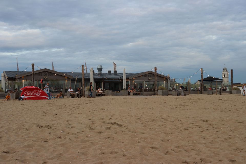 Strand bij Strandpaviljoen Zee en Zon Katwijk aan Zee