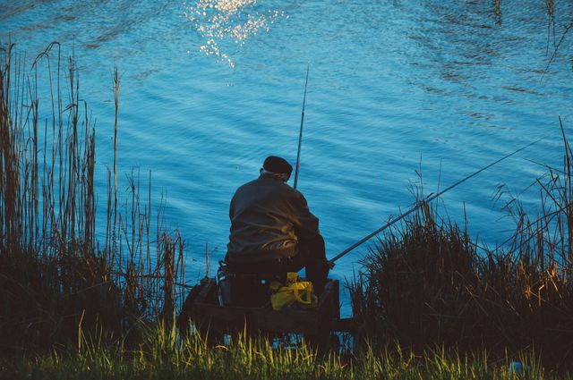 Een man is aan het vissen.