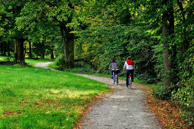 Twee mensen zijn samen heerlijk aan het fietsen in het bos.