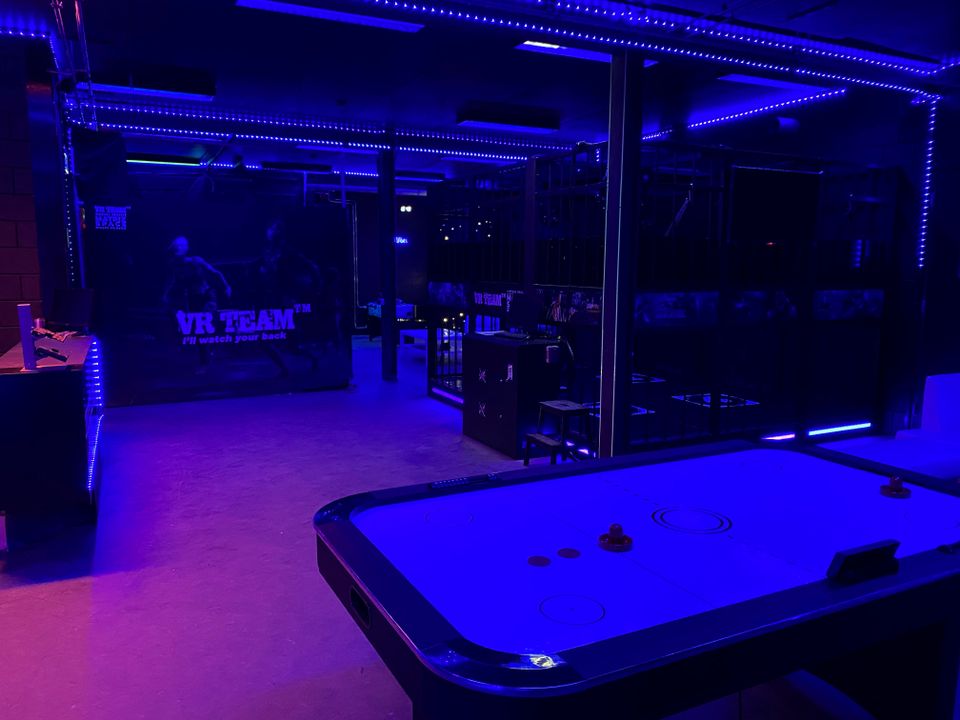Airhockey tafel in de VR-Almere privé gameroom arcade voor wachtende gasten van bedrijfstuitjes en kinderfeestjes