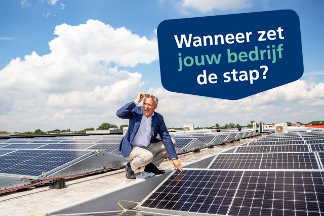 Foto van Ronald van Riet die op het dak staat waar zonnepanelen op liggen (inclusief tekst: wanneer zet jouw bedrijf de stap?)