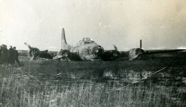 Zwart wit foto van een neergestort vliegtuig uit de Tweede Wereldoorlog in de Noordoostpolder.