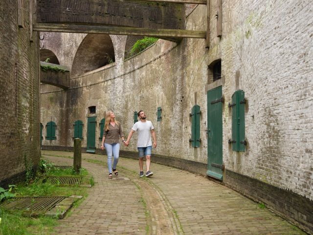 Wandelaars bij Fort Everdingen lopen het klompenpad Goilberdinger