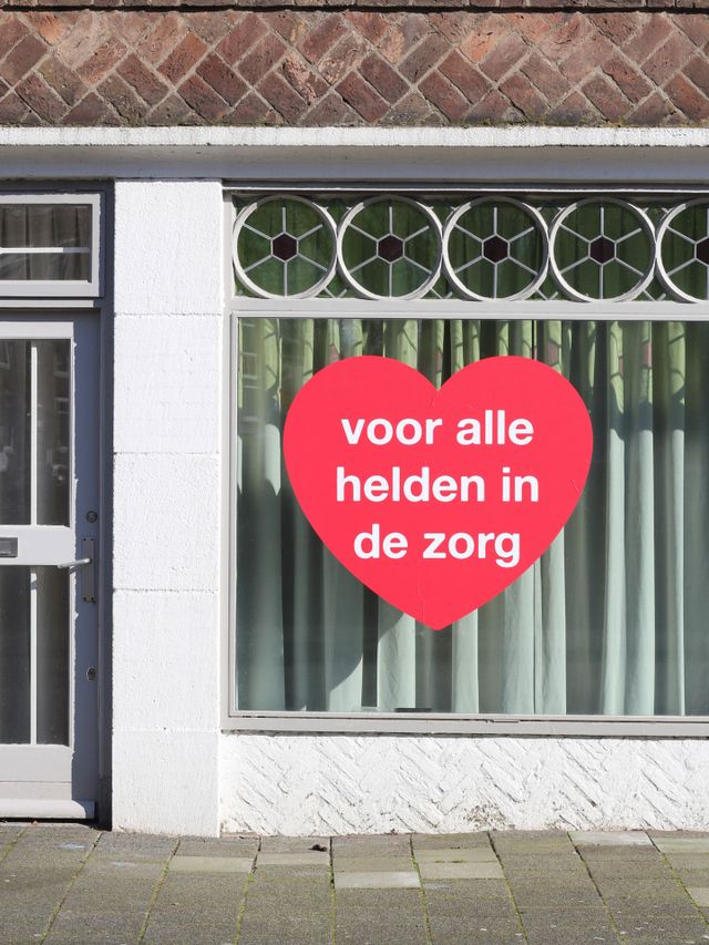 Een plakkaat 'Voor alle helden in de zorg' voor het raam van Leonardus van Veghelstraat 23 in 's-Hertogenbosch