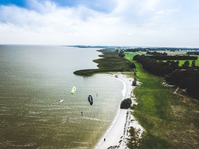 luchtfoto mirnserklif en kitesurfers op het water