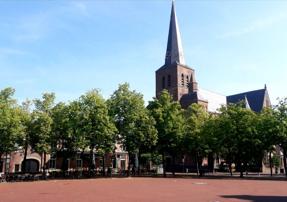 Marktplein Deurne - terassen en kerk