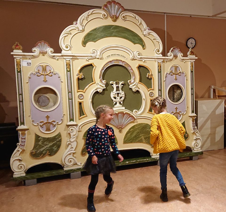 Dansende meisjes bij kermisorgel  - Kijk & Luistermuseum