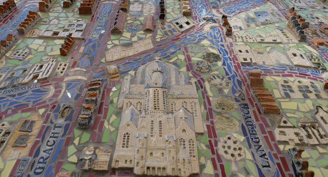 Keramieken kaart in de Papenstraat in Delft met miniatuur van de Nieuwe Kerk Delft