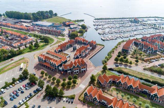Luchtfoto van Roompot Marinapark Volendam