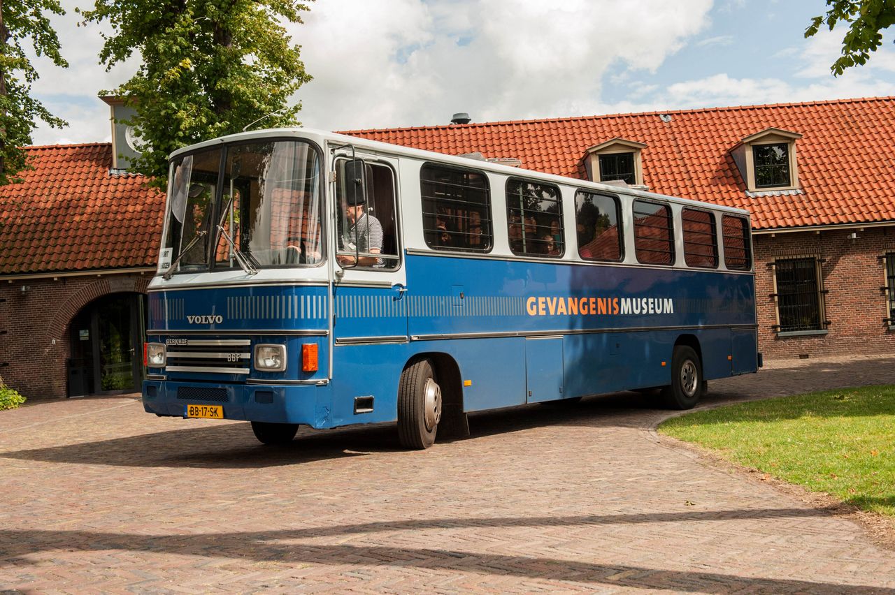 De Boevenbus die door Veenhuizen rijdt voor het Gevangenismuseum.