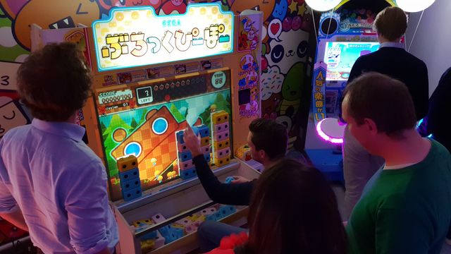 Jongeren spelen een interactieve game in het Nationaal Videogame Museum