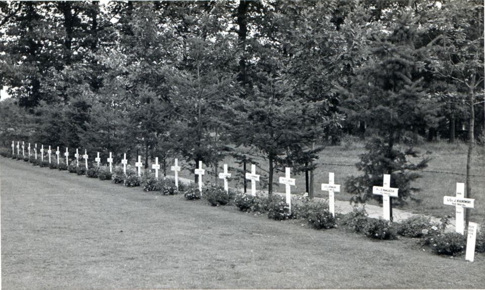 Poolse graven op het ereveld in Oosterbeek nadat de Poolse slachtoffers daar naartoe verplaatst zijn.