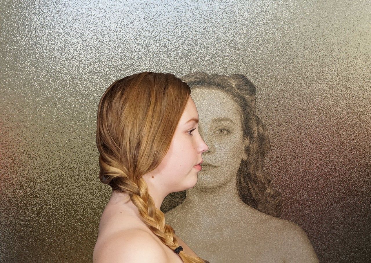 Een zelfportret van een dame op een groot canvas en waar deze dame zelf de zijkant van haar eigen gezicht nog laat zien.