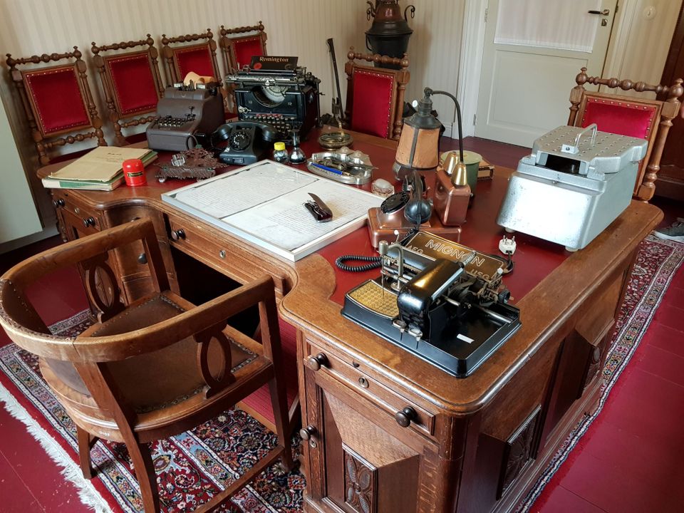 Kantoorkamer met oude bureau en werkmateriaal.