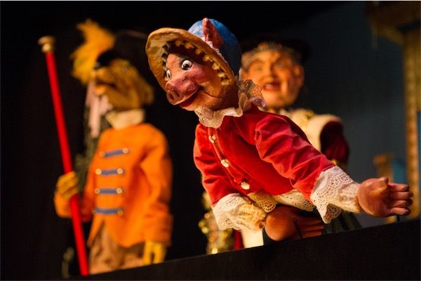 Een stukje van een voorstelling van Het Nederlands Marionettentheater