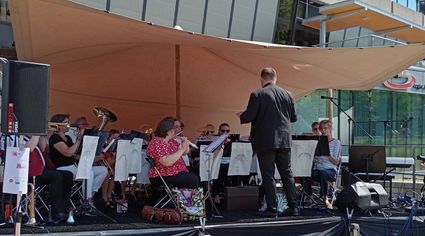 Het orkest geeft een concert voor het gemeentehuis in Ede