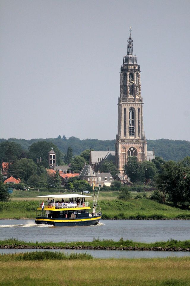 de Blauwe Bever vaart onderweg van Elst (Utr) naar Kesteren langs het stadje Rhenen met de Cuneratoren.